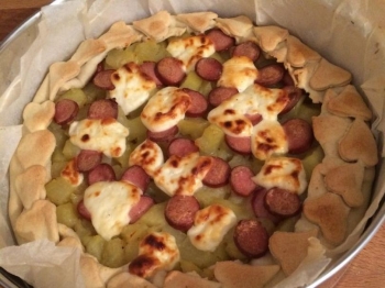 Torta salata con patate, wurstel e stracchino